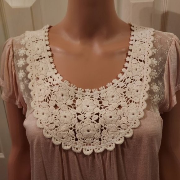 Jolt Dusk Pink Ivory Embroidered Bib Lace Cap Sleeve Blouse Size S NWT - Picture 2 of 5